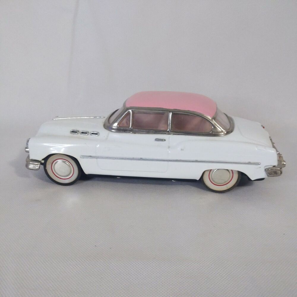 Voiture Standard Sedan Display Only Metal Toy Car MF #322 Pink/White